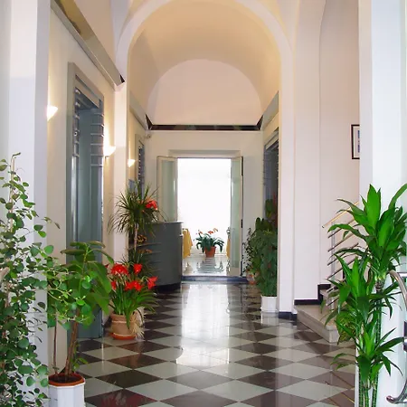 מלון Tirrenia וירג'יו