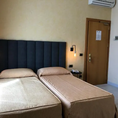 蒂雷尼亚酒店