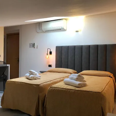 蒂雷尼亚酒店 3* 维亚雷焦