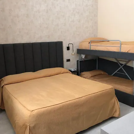 蒂雷尼亚酒店 3* 维亚雷焦