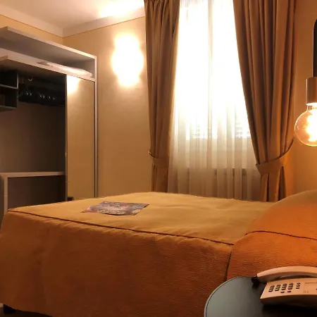 蒂雷尼亚酒店 酒店